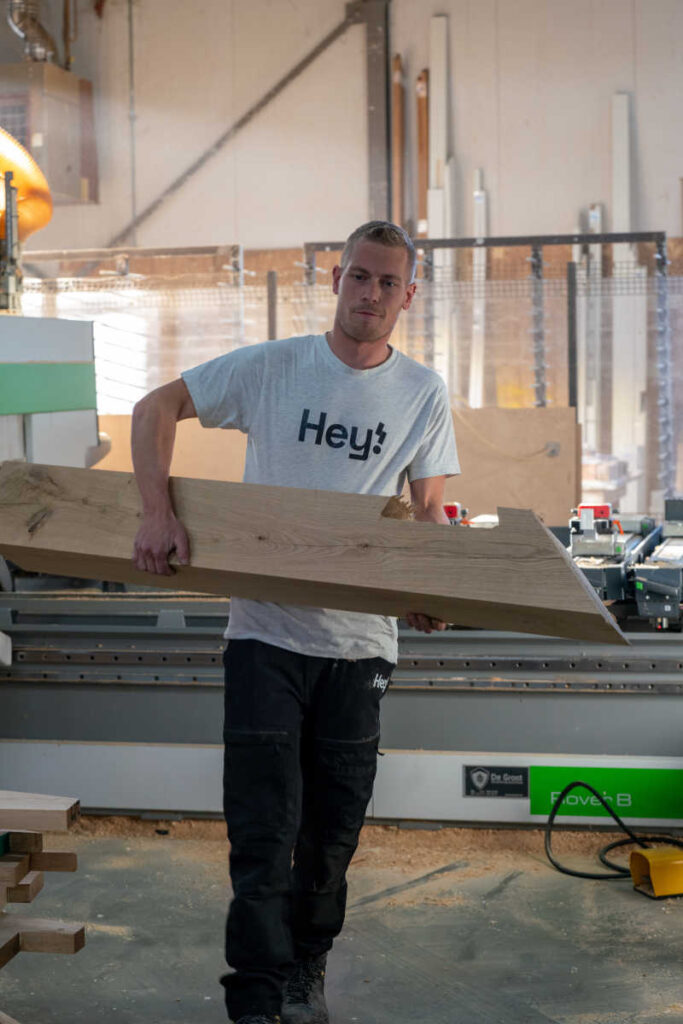 Hey! Medewerker met eikenhouten laadpaal