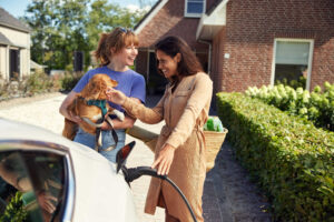 Sfeerbeeld twee vrouwen met hond en ladende auto