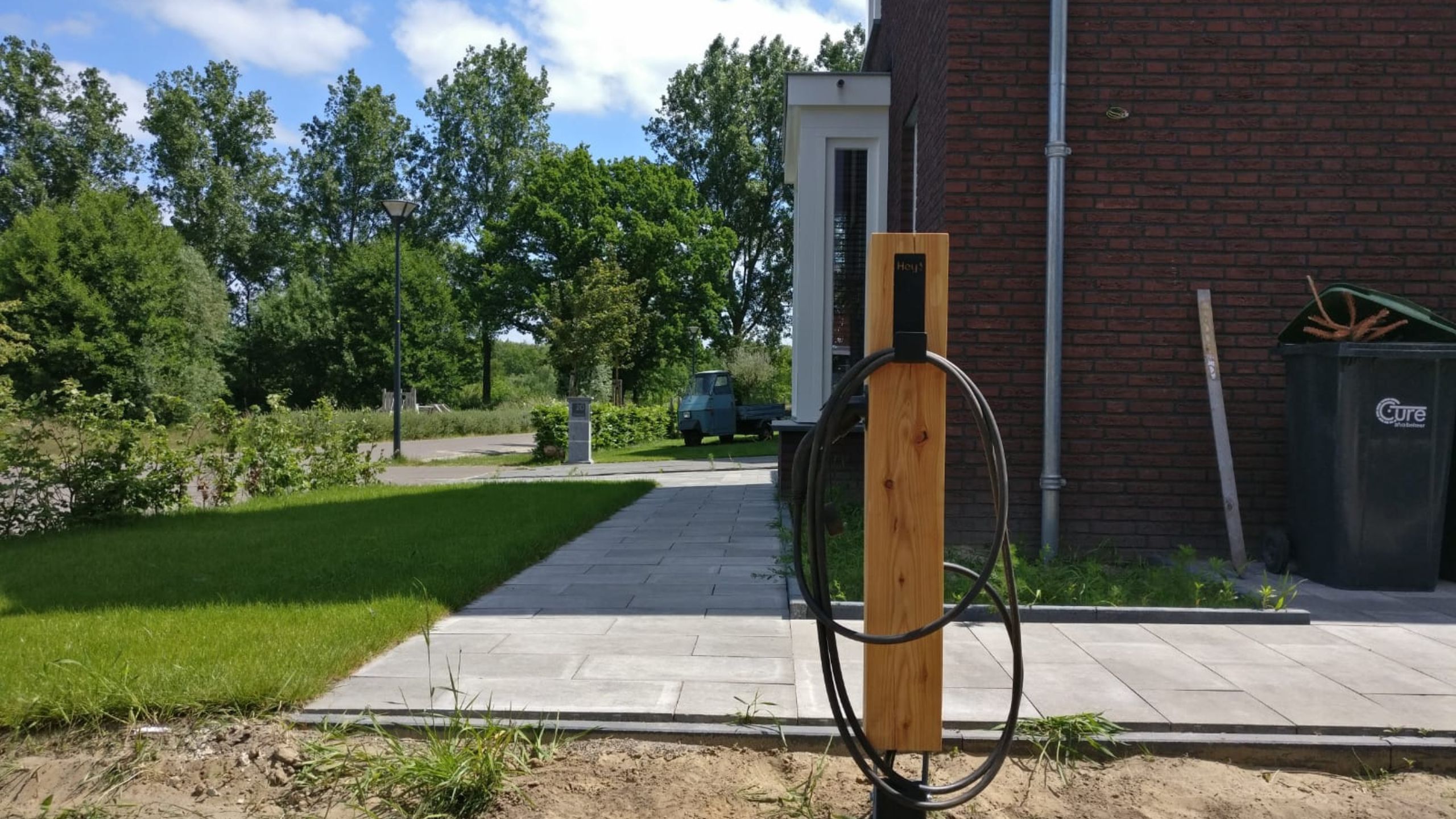 netjes aangelegde tuin na plaatsing laadpaal